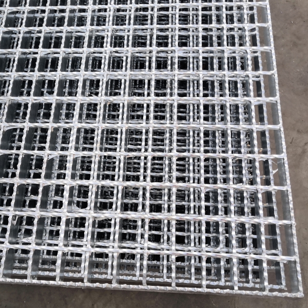 Galvanized Steel Grating as Platform for oil exploitation